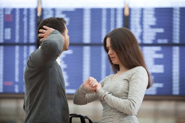 Paar am Flughafen - © Foto: Christin Klose/dpa-tmn
