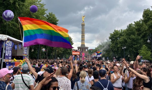 Der Christopher Street Day ist in Berlin ein Großevent - diesmal ohne das Regenbogennetzwerk der Bundestagsverwaltung. (Archivbild) - © Anna Ross/dpa