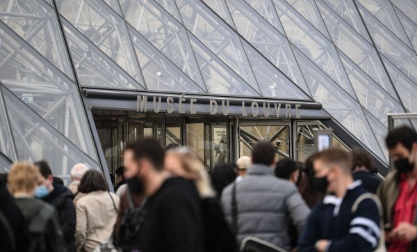 Louvre-Personal kann nicht mehr - bis zu 20.000 Besucher drängen sich täglich allein vor der weltberühmten «Mona Lisa» von Leonardo da Vinci. - © Alain Jocard/AFP/dpa