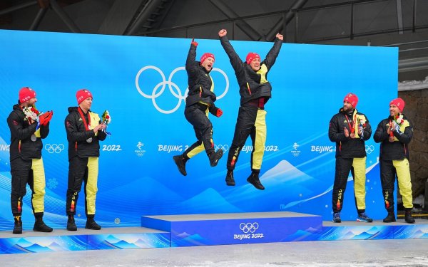 Thorsten Margis (4 v l) wechselt ins Team Johannes Lochner (l) und fährt dann gegen Goldmedaillengewinner Francesco Friedrich. - © Michael Kappeler/dpa