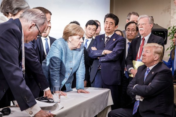 Dieses von der Bundesregierung verbreitete Bild des Fotografen Jesco Denzel wurde damals in sozialen Netzwerken viel kommentiert. (Archivbild) - © Jesco Denzel/Bundesregierung/dpa