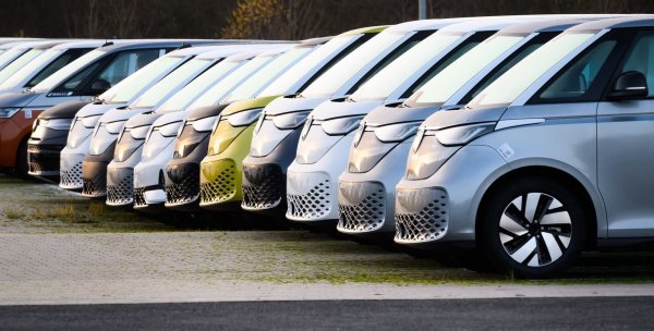 «Die elektrische Plattform steht», sagt Ministerpräsident Lies über den kriselnden Autokonzern Volkswagen. (Archivbild) - © Julian Stratenschulte/dpa