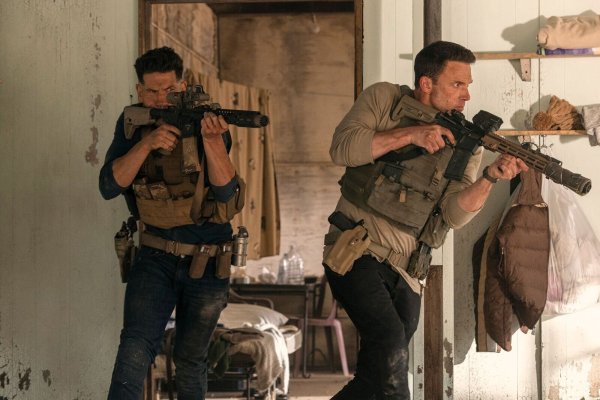 Brax und Christian Wolff räumen auf. - © Warrick Page/Amazon Prime Video/dpa