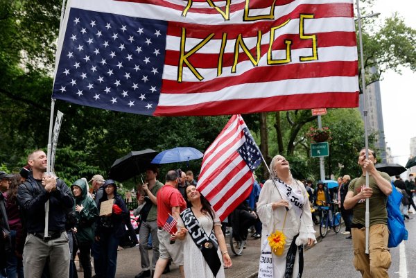 «No Kings» (Keine Könige) war das übergreifende Motto der Proteste. - © Stefan Jeremiah/AP/dpa