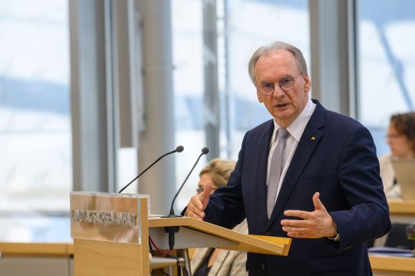 Sachsen-Anhalts Ministerpräsident Reiner Haseloff (CDU) würde nach eigenen Worten im Falle einer AfD-Regierung über einen Wegzug nachdenken - © Klaus-Dietmar Gabbert/dpa
