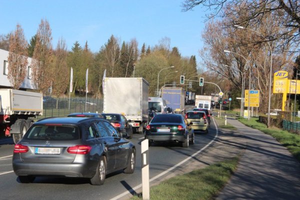 Brückensanierung: Durch die Sperrung der Ostwestfalenstraße in Bad Salzuflen kommt es zu langen Wartezeiten im Berufsverkehr. - © Stefan Backe