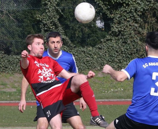 Augen auf den Ball: Heidens Pascal Peuker Heiden behauptet sich gegen Ayhan Tumani (hinten) und Emre Cetin. - © Paul Cohen