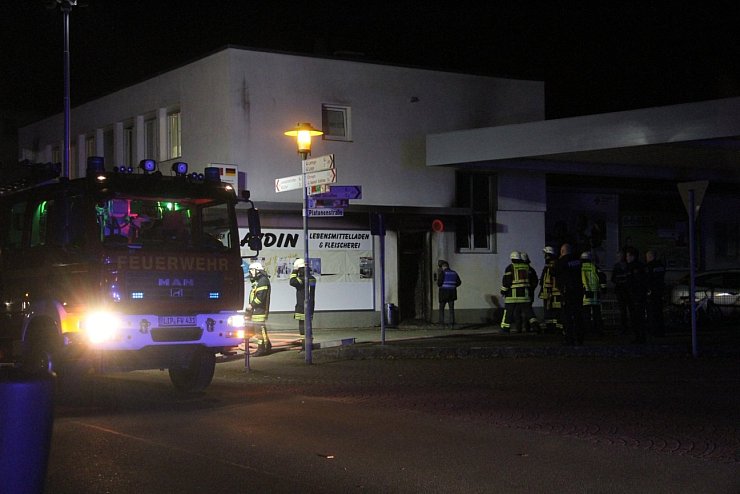 Brand in Moschee: Auch an der Fassade sind rechts neben der Eingangstür die Folgen des Brandes deutlich zu sehen. - © Daniel Hobein