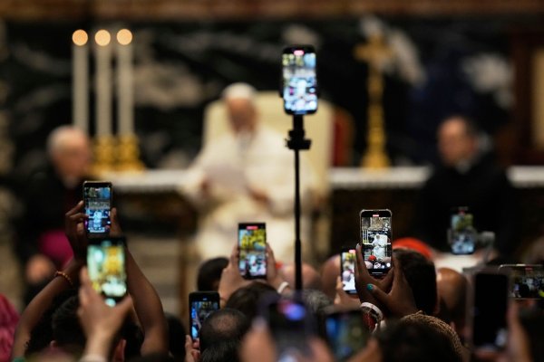 Es sind längst nicht mehr nur Rosenkränze: Die Kirche setzt nun auch auf Smartphones. (Archivbild) - © Gregorio Borgia/AP/dpa