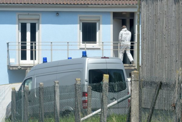 Leichenteile im Garten des Hauses brachten die Ermittlungen ins Rollen - nun tauchte dort auch der Schädel auf. (Archivbild) - © Stefan Puchner/dpa