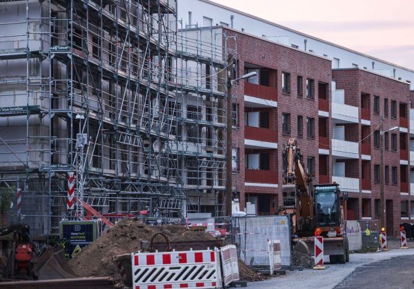 Der Wohnungsbau in Mehrfamilienhäusern stagniert. (Archivbild) - © Oliver Berg/dpa