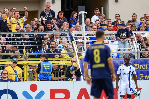 Christopher Antwi-Adjei (r, FC Schalke 04) steht bei einem Einwurf. Der Spieler gab nach dem Spiel an, dabei rassistisch beleidigt worden zu sein. - © Jan Woitas/dpa