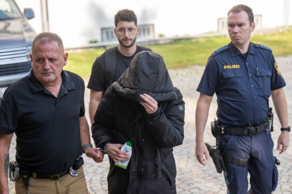 Zwei kleine Kinder werden tot im Bett gefunden, die Mutter sitzt daneben - nun steht sie vor Gericht. - © Peter Kneffel/dpa
