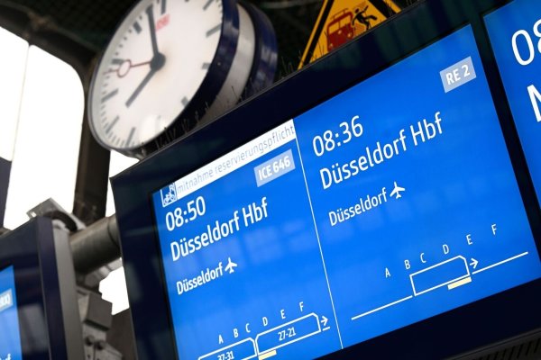 Ein Brandanschlag im Juli war einer der Gründe für die schlechte Pünktlichkeit im Fernverkehr der Deutschen Bahn. Inzwischen ist die Strecke wieder frei. (Archivbild) - © Roberto Pfeil/dpa