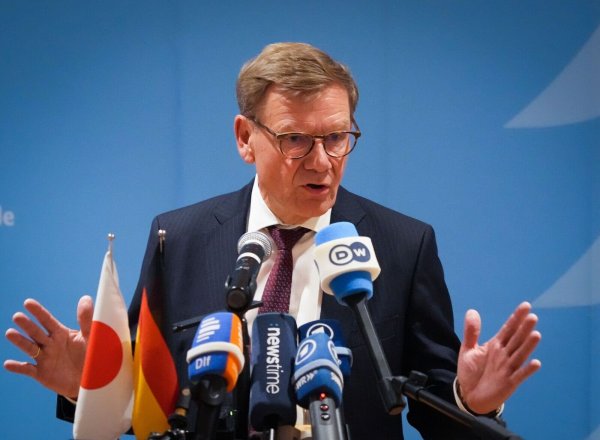 Außenminister Wadephul hat sich zu einer möglichen Entsendung deutscher Soldaten in die Ukraine für westliche Sicherheitsgarantien zurückhaltend geäußert. - © Soeren Stache/dpa