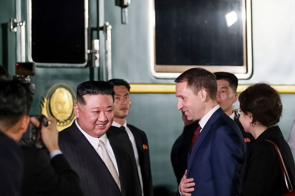 Das Videostandbild, das auf dem Telegramm-Kanal des Russischen Ministeriums für natürliche Ressourcen und Ökologie veröffentlicht wurde, zeigt Kim Jong Un und den russischen Umweltminister Alexander Koslow in Chassan. - © Uncredited/Russian Ministry of Natural Resources and Ecology telegram channel/AP/dpa