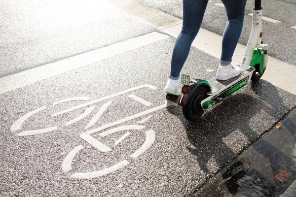 Mit dem E-Scooter muss man grundsätzlich die vorhandenen Radverkehrsflächen nutzen - © Christin Klose/dpa-tmn