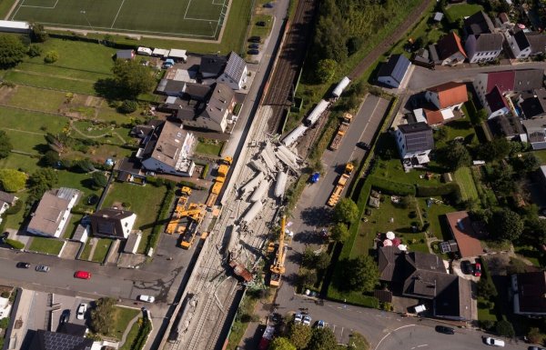 Luftaufnahme eines entgleisten Güterzuges. - © Friso Gentsch/dpa