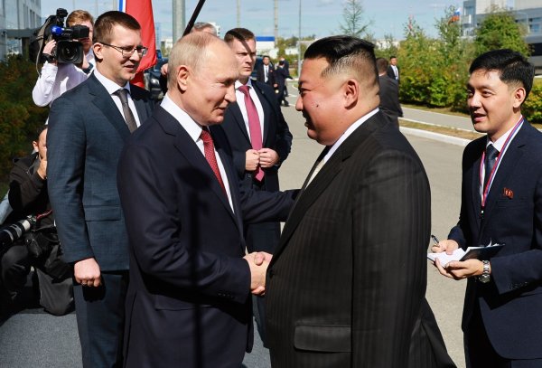 Russlands Präsident Wladimir Putin (l), begrüßt Nordkoreas Machthaber Kim Jong Un am Weltraumbahnhof Wostotschny. - © Vladimir Smirnov/Pool Sputnik Kremlin/AP/dpa