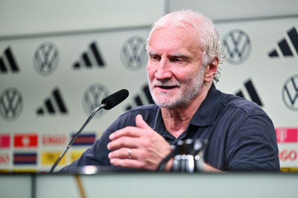 Interims-Teamchef Rudi Völler spricht auf der Pressekonferenz nach dem Spiel. - © David Inderlied/dpa
