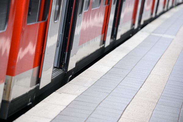 Eine S-Bahn steht mit geöffneten Türen an einem Bahnsteig. - © Jonas Walzberg/dpa/Symbolbild
