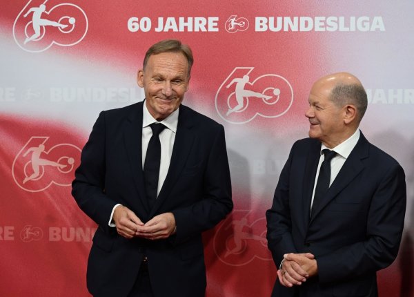 Bundeskanzler Olaf Scholz (r) und DFL-Aufsichtsratschef Hans-Joachim Watzke bei der Gala zum 60. Geburtstag der Bundesliga in Berlin. - © Soeren Stache/dpa
