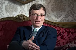 Wohnt erst seit kurzem im Schloss: Stephan Prinz zur Lippe m&ouml;chte die Fu&szlig;stapfen seines Vaters fortsetzen. - &copy; Torben Gocke