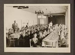 Diese Aufnahme entstand in den 50er Jahren auf Amrum im Erholungsheim des damaligen Kreises Detmold in Wittd&uuml;n.&nbsp; - &copy; Kreis Lippe