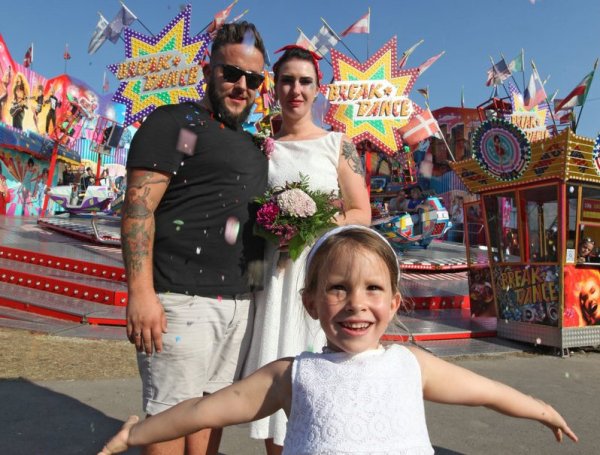 Für Philipp und Sabrina Akrap wird der diesjährige Wilbaser Markt in Erinnerung bleiben. Auch Tochter Mariella freut sich über die zweite Hochzeit. - © Vera Gerstendorf-Welle