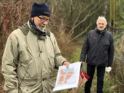 Hans-Eckhard Buschmeier und Jürgen Georgi vom BUND wenden sich gegen die Befestigung der Wege und den Bau der Steganlage im Wäldchen. - © Till Brand