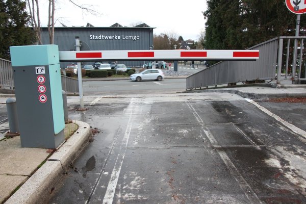 Sanierungsbedürftig: Der Zahn der Zeit nagt an dem 45 Jahre alten Parkhaus am Bruchweg. Das ist besonders an den Rissen vor der Rampe zu sehen.  - © Marlen Grote