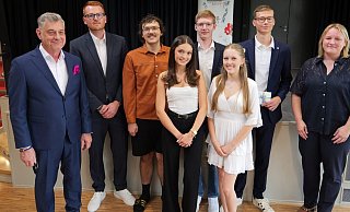 Auszeichnung für soziales Engagement und Abitur mit Traumnoten. Mit Uwe Fauck, Lehrer Björn Grohn, Simeon Nathanael Türling (1,2), Eve Alison Wewior (1,1), Henrik Wöbel (1,0), Karina Usmanova, Paul Luiz Follmann (1,2) und Lehrerin Lea Freff (von links). - Thomas Krügler