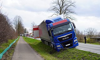 Ein Lkw blockiert in Waddenhausen die B239. - Freitag Medien Gruppe
