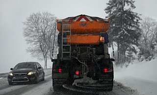 Streufahrzeuge sind auch ohne viel Schnee im Einsatz. Mit Streusalz wird der Straßenglätte vorgebeugt. - Symbolbild: Pixabay