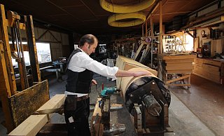 Andreas Begemann arbeitet in seiner Werkstatt in B&ouml;singfeld an einer neuen Achse, auf der einmal das M&uuml;hlrad sitzen soll. - Jens Rademacher