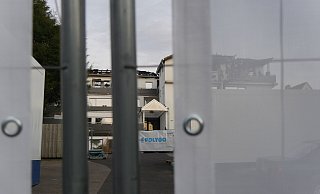 Eine Brandsanierungsfirma aus Schloß Holte-Stukenbrock ist in der Brunnenstraße derzeit mit Aufräumarbeiten beschäftigt. - Jost Wolf Eine Brandsanierungsfirma aus Schloß Holte-Stukenbrock ist in der Brunnenstraße derzeit mit Aufräumarbeiten beschäftigt. - Jost Wolf