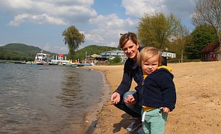 Noch zählen Ann-Christin Schriegel und Sohn Lio zu den wenigen Gästen am Schiedersee, doch zu Pfingsten wird es voll. Das Schiff darf nicht ablegen, dafür der Funtastico mit Einschränkungen öffnen.  - Silke Buhrmester