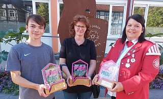 Lukas Gansler (von links, Leiter des Kellertreffs der Kolpingsfamilie Lügde), Anke Weber (Schriftführerin des Heimat- und Verkehrsvereins Falkenhagen) und Lena Wolff (Vorsitzende des Spielmannszuges Elbrinxen) haben die Heimatpreise für ihre Vereine entgegengenommen. - Michaela Weiße Lukas Gansler (von links, Leiter des Kellertreffs der Kolpingsfamilie Lügde), Anke Weber (Schriftführerin des Heimat- und Verkehrsvereins Falkenhagen) und Lena Wolff (Vorsitzende des Spielmannszuges Elbrinxen) haben die Heimatpreise für ihre Vereine entgegengenommen. - Michaela Weiße