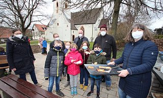 Pizza vom neuen Freiluft-Backofen mit (hinten, von links) Lehrerin Christiane H&uuml;ttemeier, Schulleiterin Kirsten Pielsticker, Hans-Peter Wegner vom Bauausschuss der evangelisch-reformierten Kirchengemeinde Hohenhausen sowie den beiden Gemeindep&auml;dagogen J&ouml;rg und Angelika B&ouml;nnemann sowie den Viertkl&auml;sslern (vorne, von links) Raul, Wiebke, Malia, Anna und Joel. - Jens Rademacher