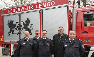 Frank Hoppe (von links), Christian Depping, Timo Kesting und Wehrleiter Lars-Uwe Brede von der Freiwilligen Feuerwehr Lemgo freuen mit Eckhard Siekmann (2. von rechts) über die neue Optik der Fahrzeuge der Lemgoer Wehr. - Freiwillige Feuerwehr Lemgo