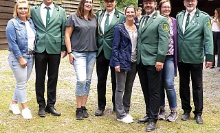 Foto:Schützen Hummersen 1.: Die neue Königsgesellschaft 2026 präsentiert sich mit König Manuel und Königin Nina Reker (3. und 4. v. r.) und dem Hofstaat Cord und Ramona Stukenberg, Christian und Melanie Meyer, Thomas Kiel und Monika Zenker-Kiel sowie Christian und Nadine SeidelHummersen Königsproklamation - Rudi Rudolph Foto:Schützen Hummersen 1.: Die neue Königsgesellschaft 2026 präsentiert sich mit König Manuel und Königin Nina Reker (3. und 4. v. r.) und dem Hofstaat Cord und Ramona Stukenberg, Christian und Melanie Meyer, Thomas Kiel und Monika Zenker-Kiel sowie Christian und Nadine SeidelHummersen Königsproklamation - Rudi Rudolph