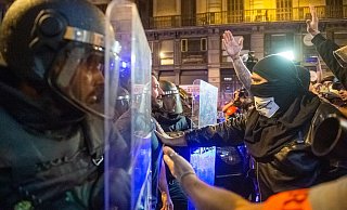 In der Innenstadt von Barcelona stehen sich Demonstranten und Polizisten gegen&uuml;ber. - Foto: Germ&aacute;n Lama/Europa Press/dpa