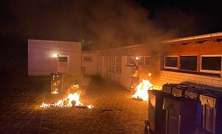Mülltonnen brennen an Kindergarten in der Berliner Straße. - Feuerwehr Blomberg