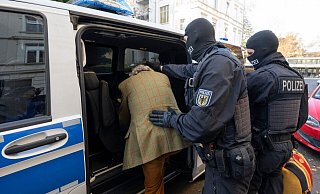 Bei einer Razzia gegen sogenannte «Reichsbürger» in Frankfurt/Main führen vermummte Polizisten Heinrich XIII Prinz Reuß ab. - Boris Roessler/dpa Bei einer Razzia gegen sogenannte «Reichsbürger» in Frankfurt/Main führen vermummte Polizisten Heinrich XIII Prinz Reuß ab. - Boris Roessler/dpa