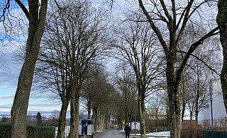 Die Lindenstraße soll zum größten Teil zur Fahrradstraße werden, Verkehrsberuhigungsmaßnahmen sollen hinzu kommen. Besonders im westlichen Teil, der ohne Gehwege ist, wird Handlungsbedarf gesehen. - Cordula Gröne