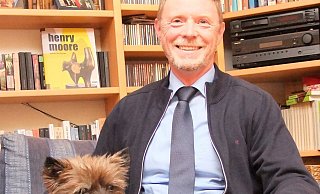 Viel Zeit für den Hund: Torsten Buncher und das vierbeinige Familienmitglied Edgar. Mal hört er auf sein Herrchen, mal nicht. - Axel Bürger