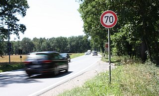 Die Strecke ist mittlerweile ein Unfallschwerpunkt. Darum hat die Stadt Schloß Holte-Stukenbrock sich jetzt doch dafür entschieden, das Tempo hier auf 70 Kilometer pro Stunde zu drosseln. - Christina Pfrommer Die Strecke ist mittlerweile ein Unfallschwerpunkt. Darum hat die Stadt Schloß Holte-Stukenbrock sich jetzt doch dafür entschieden, das Tempo hier auf 70 Kilometer pro Stunde zu drosseln. - Christina Pfrommer