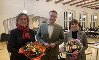 B&uuml;rgermeister Michael Ruttner gratuliert seiner ersten Stellvertreterin Julia Tewes (rechts, CDU) und der zweiten Stellvertreterin Beate Raupach (SPD). - Cordula Gr&ouml;ne