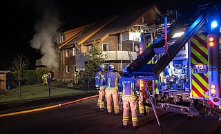 Als die Feuerwehr am Einsatzort eintraf, schlugen hohe Flammen aus dem Erdgeschoss. - Freitag-TV Als die Feuerwehr am Einsatzort eintraf, schlugen hohe Flammen aus dem Erdgeschoss. - Freitag-TV