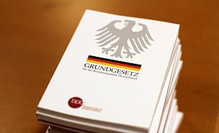 B&uuml;rgermeister sind Wahlbeamte, was bedeutet, dass sie f&uuml;r die freiheitliche demokratische Grundordnung einstehen m&uuml;ssen und treu zur Verfassung stehen. Die Gr&uuml;nen zweifeln an, dass Uwe Detert (AfD) genau dies tut. - Symbolbild: Pixabay